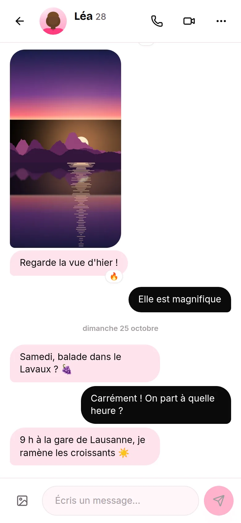 Une conversation sur mobile, avec photo et réaction